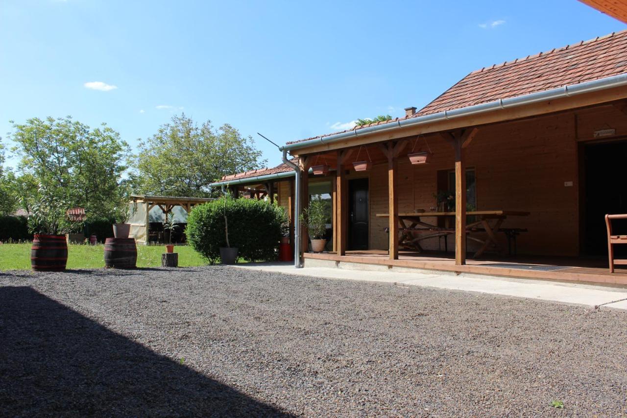 Hotel Zimmer Feri Vendégház Abaújszántó Exterior foto